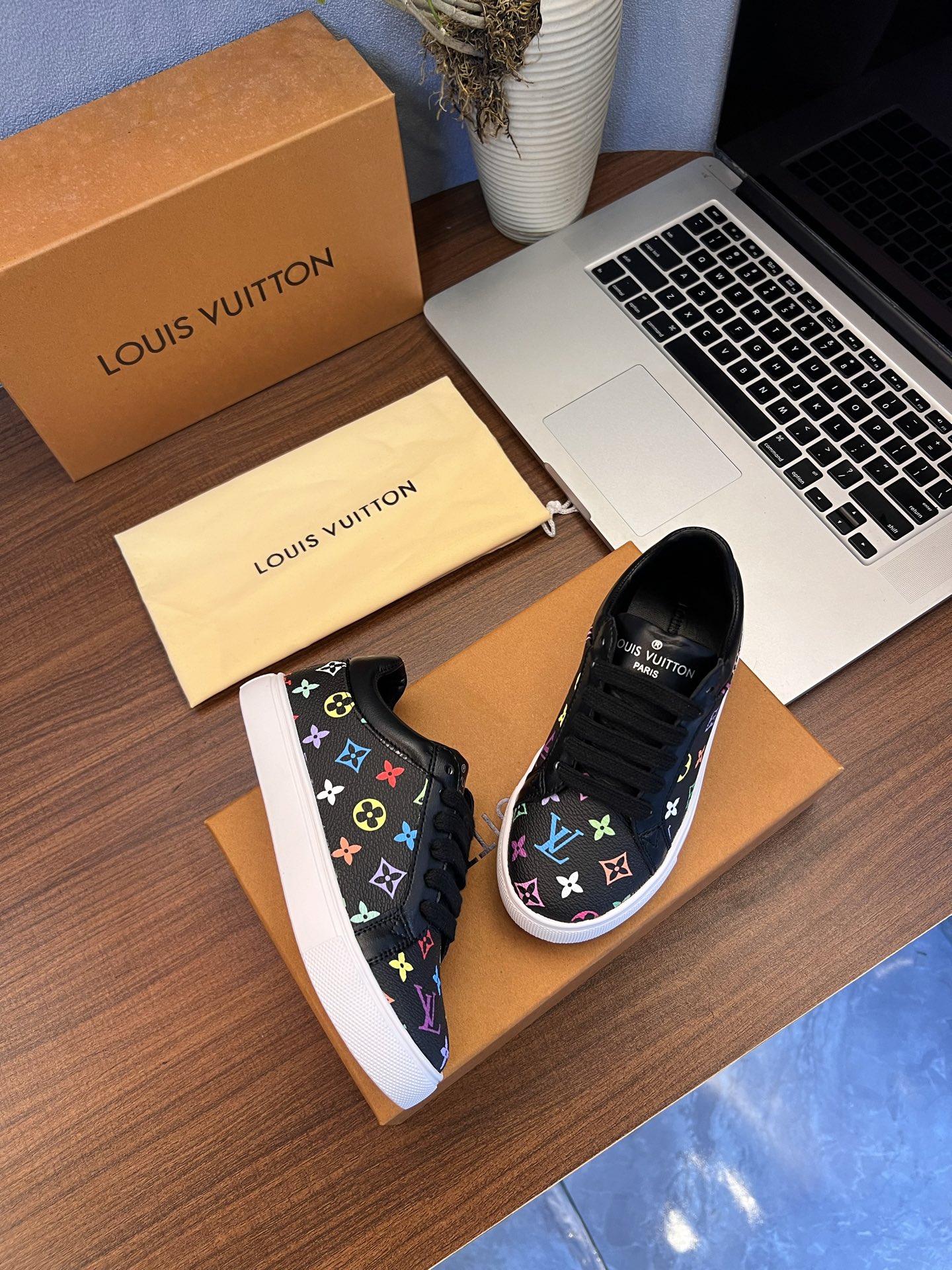Children's shoes child